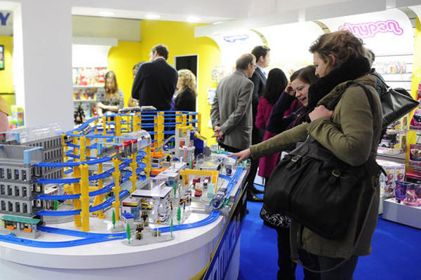 Visitors are seen on the Toy Fair at the Olympia Exhibition Center in London, Jan 27, 2011. (Photo/Xinhua)