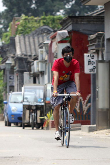 A cyclist wears a Respro face mask. (Photo/China Daily)