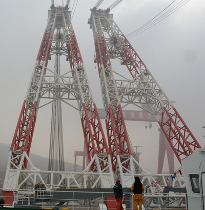 A huge floating crane weighing 3,600 metric tons is launched in Qingdao, Shandong province, on Jan 9, 2017. (Photo provided to chinadaily.com.cn)