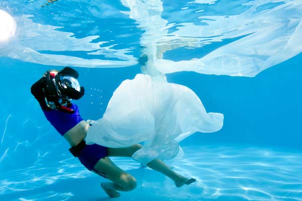 Ma Qirui, a freelance lens-woman, shoots underwater images for her client in Chengdu, Sichuan province. (Photo by Lyu Jia and others/For China Daily)