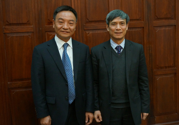 President of China UnionPay Shi Wenchao (L)(File photo)