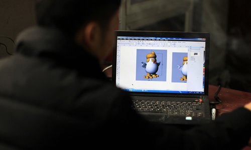 A designer looks at a 3D model of the rooster on a computer. (Photo: Yang Hui/GT)