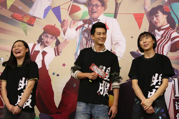 The cast of Beijing Fun Age Entertainment Co Ltd's second comedy movie meets with the audience at Tongji University in Shanghai after the showing of the movie. (Photo provided to China Daily)