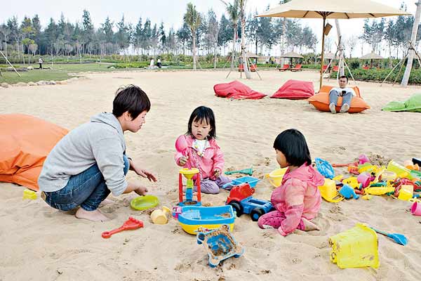 Twin daughters and their mother enjoy a smog-free holiday in Sanya, Hainan province. (Photo provided to China Daily)