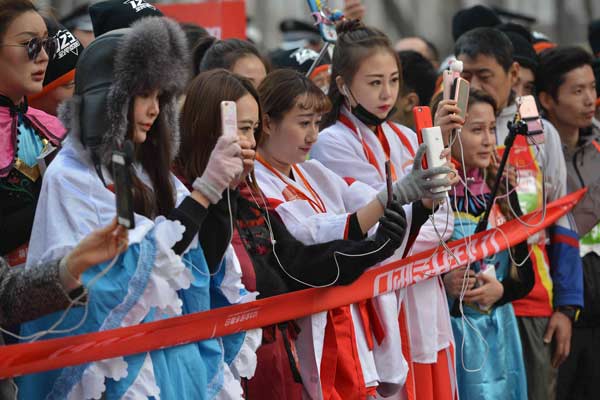 Web celebrities use smartphones to live-stream a running event in Shenyang, Liaoning province. (Photo provided to China Daily)