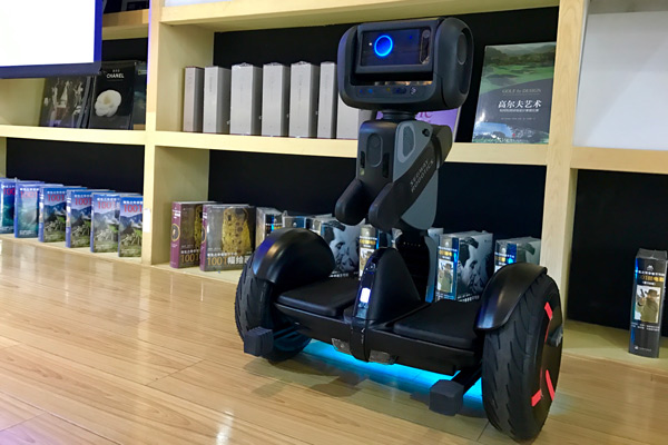 Loomo, the first consumer robot produced by Segway, is on display during a press conference held in January 19, 2017 in Beijing. (Liu Zheng/chinadaily.com.cn)