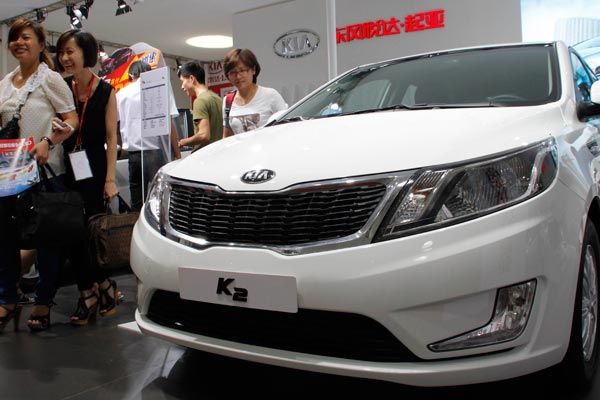 More than 100 dealers of Dongfeng Yueda Kia Motor form a working group last week to claim 2,000 yuan ($290) for each Kia-branded car sold in 2016. (Photo by Shi Yan/For China Daily)