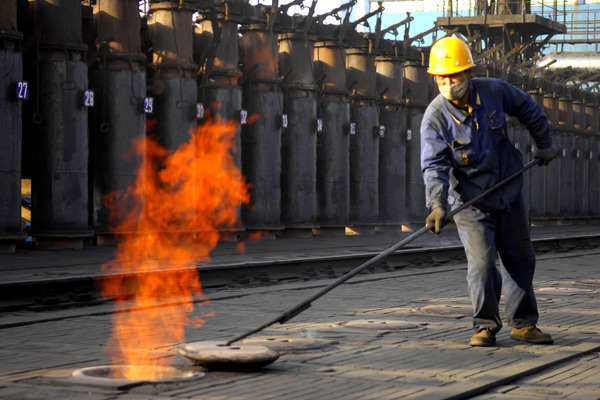 A worker prepares for coking coal production at a plant in Wuhai, the Inner Mongolia autonomous region. (Photo/Xinhua)