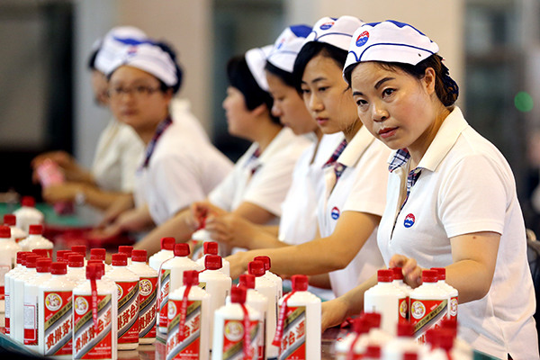 Employees work on the production line of Kweichow Moutai Co Ltd in Zunyi, Guizhou province. (Photo/China Daily)