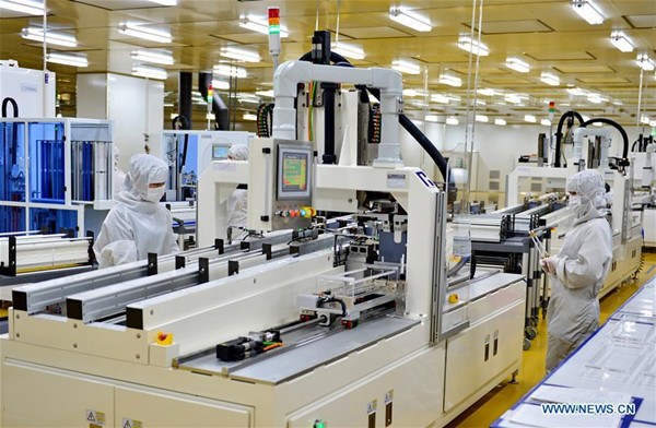 Workers work in a factory of Jinglong Industry and Commerce Group in Xingtai, north China's Hebei Province, Jan. 25, 2017. China's manufacturing purchasing managers' index (PMI) came in at 51.3 in January, 0.1 percentage points lower than that recorded in December, according to data released Wednesday by the National Bureau of Statistics (NBS). (Xinhua/Mu Yu)