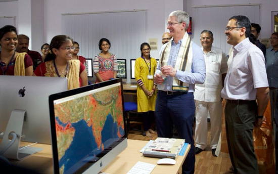 Tim Cook talks with talents at the new Mac Lab at GNITS women's college on May 19, 2016 during his first visit to the nation. (Photo/Cook's Twitter)