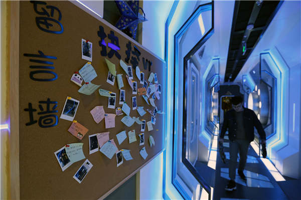 People leave notes about their feeling after playing virtual reality games at The Choice's VR experience center at U-Town shopping mall in Beijing. (Photo by Wang Zhuangfei/China Daily)