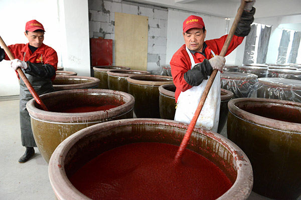 Brewers prepare yellow rice wine at a winery of Yiwu Danxi Wine Industry Co Ltd in Yiwu, Zhejiang province, on March 4, 2015. (Photo provided to China Daily)