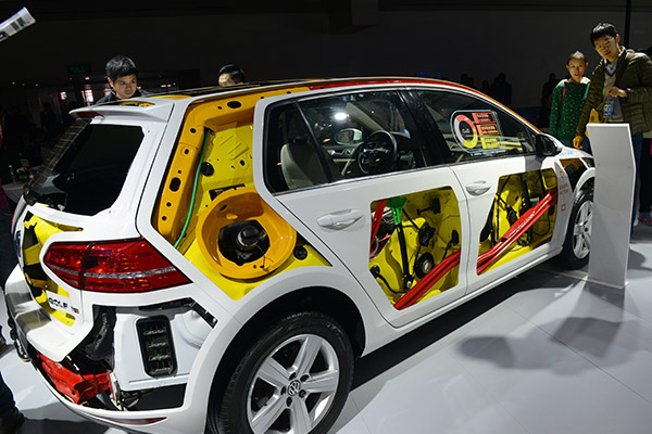 Visitors examine a new energy vehicle at an auto show in Zhengzhou. China started offering subsidies in 2009 to stimulate the production and sales of new energy vehicles, a classification which covers electric cars, plug-in hybrids and fuel-cell cars. (Photo/China Daily)