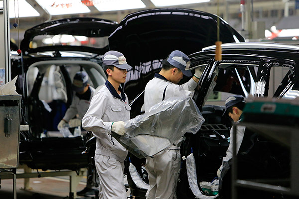 Engineers assemble a Haval H6 SUV, which ranked No 2 in China by passenger vehicle sales with 580,683 last year. (Photo/China Daily)