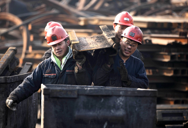 Miners carry parts at a colliery in Huaibei, Anhui province. (Photo/CHINA DAILY)