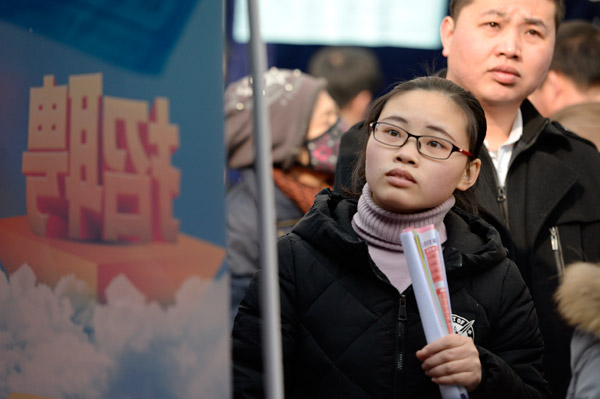 Visitors at a job fair in Xingtai, North China's Hebei province, Feb. 5, 2017. (Photo/Xinhua)