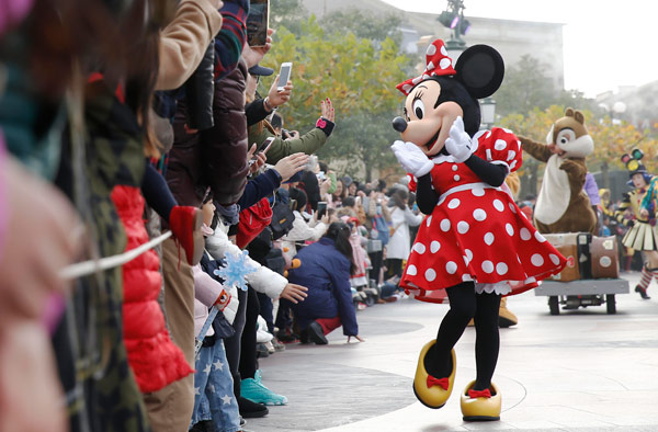 Disney cartoon characters interact with visitors at the Shanghai Disney Resort. (Photo/China Daily)