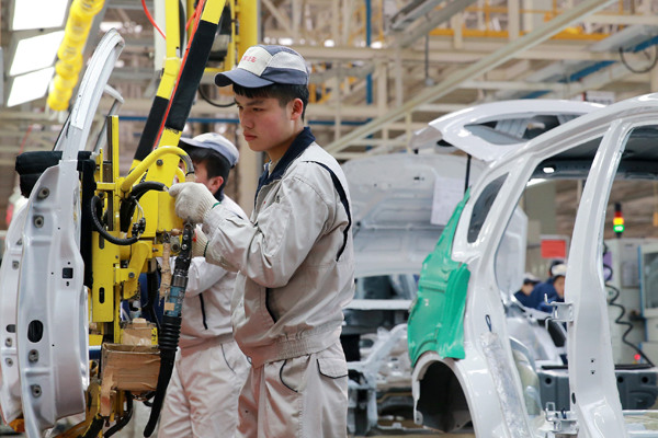 Workers assemble sport utility vehicles at a Great Wall Motor Co plant in Tianjin. JIA CHENGLONG /FOR CHINA DAILY