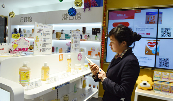 A customer selects imported items at a cross-border e-commerce experience store in Hangzhou. LONG WEI /FOR CHINA DAILY
