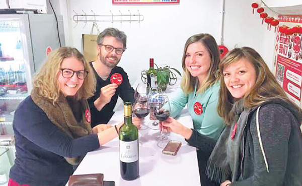 Customers enjoy themselves in a shop of Beijing-headquartered Cheers Stores. MA LINA / FOR CHINA DAILY