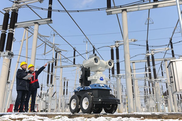 A robot helps check power transmission facilities in Quanjiao county, Anhui province. (Photo/China Daily)