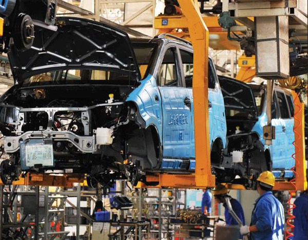 Workers assemble car bodies at a SAIC Motor plant in Liuzhou, Guangxi Zhuang autonomous region. (Photo/Xinhua)
