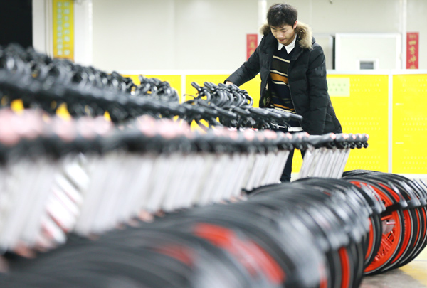 A worker at a Mobike factory in Hengyang, Hunan province. PENG BIN /FOR CHINA DAILY