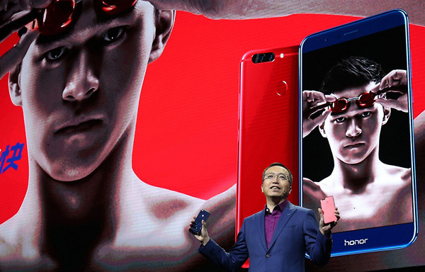 Zhao Ming, president of Honor, one of the major brands of Huawei Technologies Co, unveils the new Honor V9 smartphone in Beijing on Tuesday. (Photo provided to China Daily)