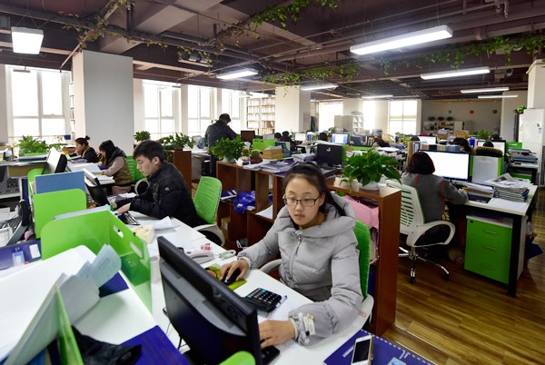 Staffers at work for a company that is located in the Tianjin (Binhai) Zhongguancun Science Park. (Photo/Xinhua)