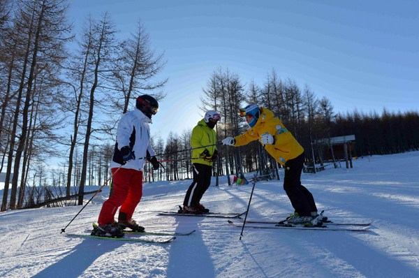 Ski lovers receive training at a ski resort in Chongli, Hebei province, on Dec 10, 2016. (Photo/Xinhua)