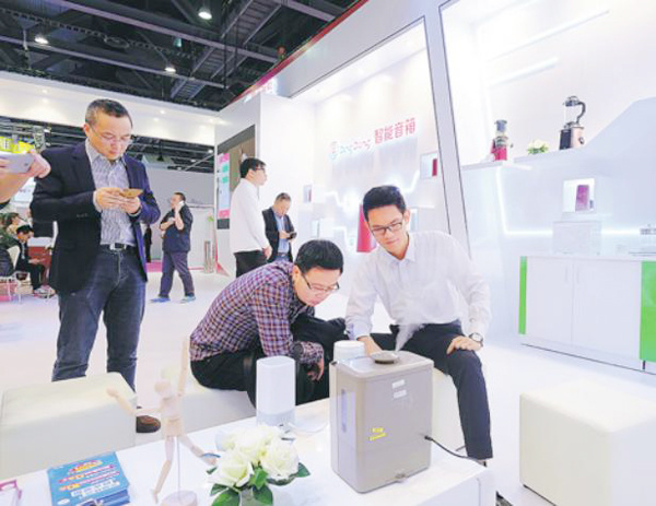 A humidifier connected to, and controlled by, Dingdong smart speaker at a fair in Guangzhou. (Photo provided to China Daily)