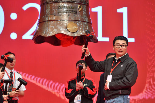Wang Wei (right), chairman and founder of SF Holding, rings the bell at the Shenzhen Stock Exchange, at the delivery giant's listing ceremony on Friday in Guangdong province. (Photo by Yu Ge/For China Daily)