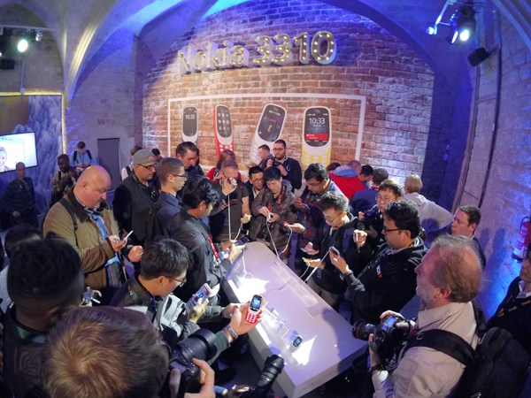 Journalists take photos at the hands-on zone of Nokia's product launch ceremony held in Barcelona, Spain, February 26, 2017. (Liu Zheng/chinadaily.com.cn)