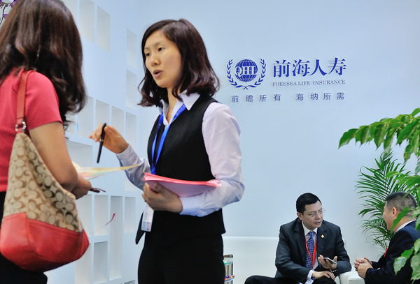 A visitor seeks information at a Foresea Life Insurance Co Ltd stand at a financial exhibition in Guangzhou, Guangdong province. CHEN YIHANG / FOR CHINA DAILY