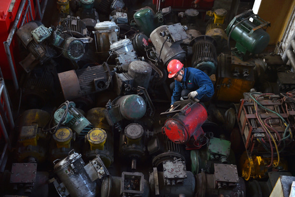 A technician of Datong Coal Mine Group in Shanxi repairs equipment. ZHAN YAN / FOR CHINA DAILY