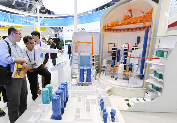 Visitors to a high-tech expo in Shenzhen examine nuclear power station models at the booth of China General Nuclear Power Corp. (Photo/Xinhua)