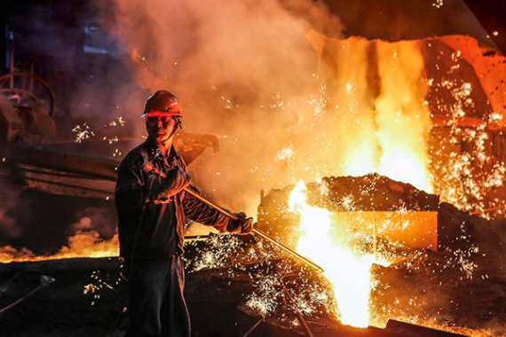 A worker at the production line of a State-owned steel plant in Lianyungang, Jiangsu province. (Photo/China Daily)