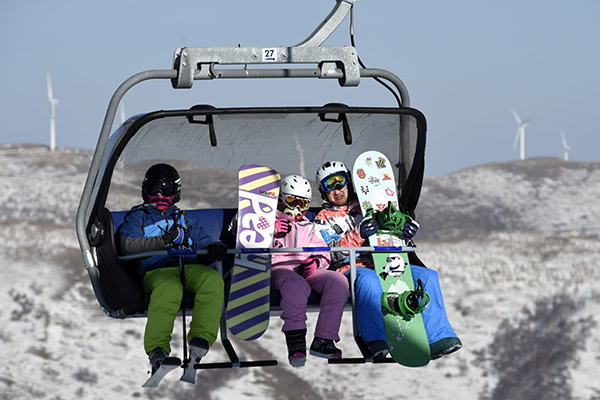 Visitors at a ski resort in Zhangjiakou, Hebei province. (Photo/China Daily)