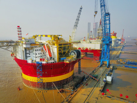 'Hope Six'a high-end multifunctional oil rig manufactured by COSCO Shipping Heavy Industry Co Ltd, at its sailing ceremony in Qidong, Jiangsu province. (Photo/China Daily)
