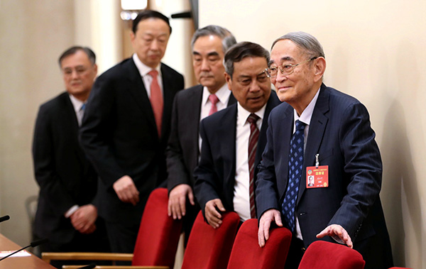 CPPCC National Committee members Li Yining (from right), Chen Xiwen, Yang Kaisheng, Chang Zhenming and Qian Yingyi attend a news conference on Monday.(Photo by Zou Hong/China Daily)