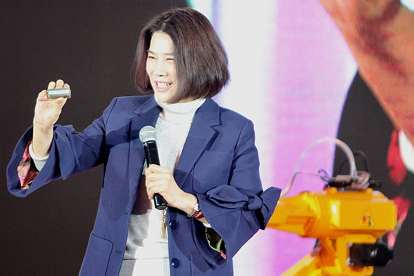 Dong Mingzhu, president of Gree, introduces the company's latest intelligent device at a news conference in Beijing on March 4. (Photo/China Daily)