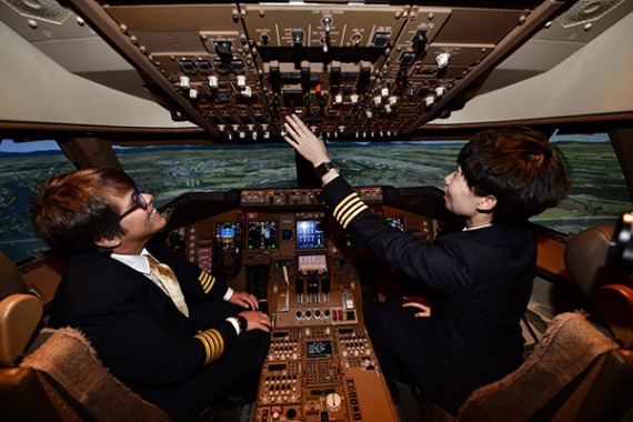 Women pilots Guo Hui (right) and Heather Ross in the cockpit of an Air China plane in Beijing. Photo/China Daily