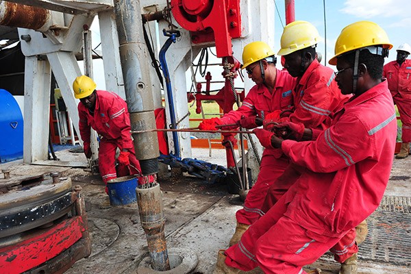 Chinese and Sudanese employees work at a Sinopec oilfield in Sudan. (Photo/China Daily)