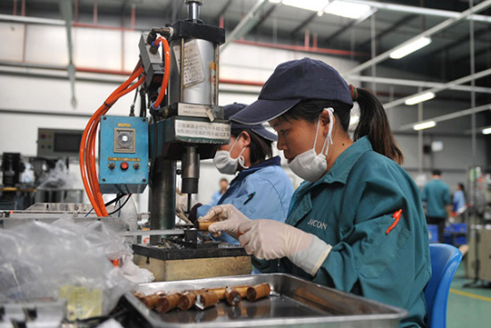 Employees produce electronic aluminium foil products at a factory in Hezhou, the Guangxi Zhuang autonomous region. [Photo/Xinhua]