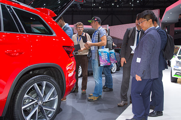 Reporters and visitors examine the Kodiaq SUV at the ongoing Geneva International Motor show. The model will hit the China market in April. (Photo provided to China Daily)