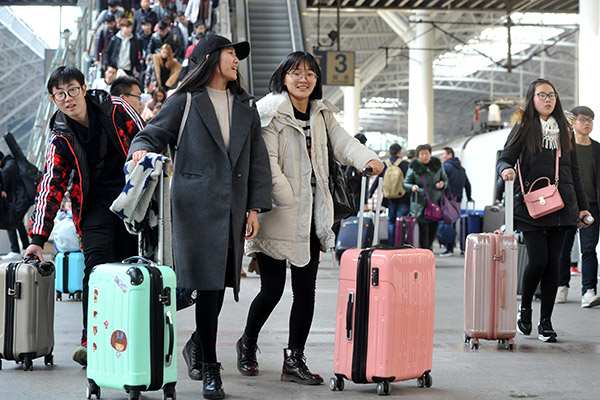 Passengers carrying trendy trolley suitcases arrive at Nanjing Railway Station in January 2017. (Photo/China Daily)