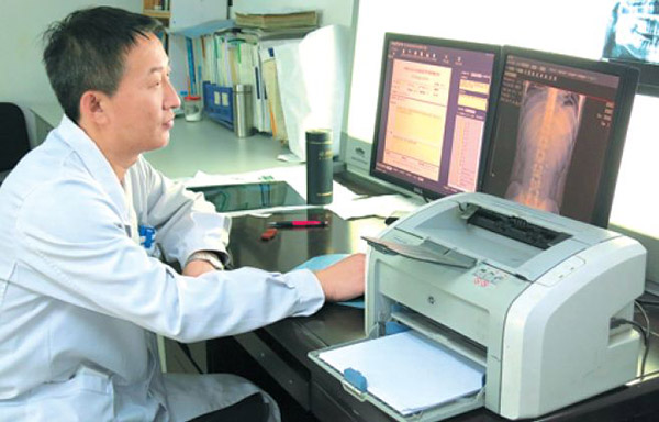 A doctor uses Wingspan's AI-enabled online diagnosis system to carry out remote diagnosis. (Photo provided to China Daily)