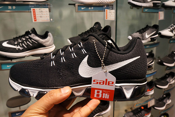 Photo of Nike shoes are seen in a shop in Huaibei, Anhui province, March 16, 2017. (Photo/China Daily)