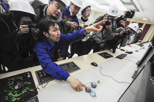 Unit supervisor Liu Yong of Huaneng Group shuts down the last coal-fired power plant in Beijing on Saturday. (Photo by Yuan Yi/For China Daily)